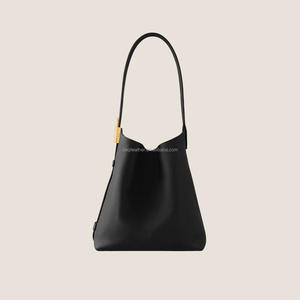 Sac à main décontracté pour femme en cuir PU au design unique avec fermeture à glissière et chaînes, sac à bandoulière imperméable et tendance - Product Image 4