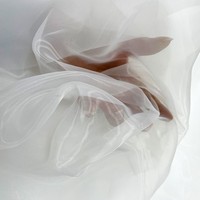 Tissu d'organza de fil de cristal d'organza transparent brillant métallique réfléchissant liquide de polyester pour la robe de femmes