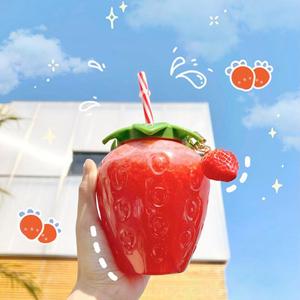 Leuke Aardbei Water Fles 500Ml Zomer Cartoon Melk Thee Stro Plastic Beker Met Deksel Outdoor Thuis Mooie Meisje Drinkware