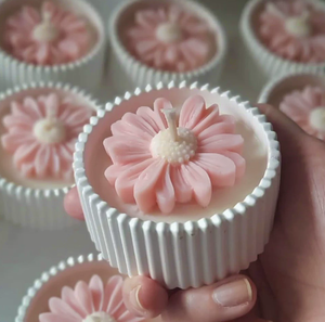 เทียนหอมรูปดอกเดซี่ขนาดเล็ก แบบกำหนดเองได้ ขายส่งจากโรงงาน บรรจุในถ้วยยิปซัม ของขวัญสุดสร้างสรรค์ - Product Image 3