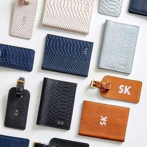 Ensemble cadeau de voyage : porte-passeport et étiquette à bagages en cuir grainé de qualité supérieure avec monogramme personnalisé - Product Image 1