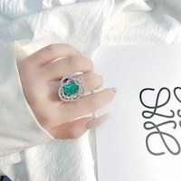 Anillo de piedras preciosas de color esmeralda de circón de lujo para mujer, anillo ajustable versátil elegante hueco de platino de gama alta