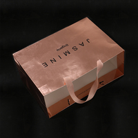 Embalaje de ropa de compras de Boutique, Asa de cinta de lujo, impresión personalizada, bolsas de regalo de papel europeo con logotipo