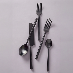 Juego de cubiertos de acero inoxidable negro mate hecho a mano, vajilla premium para cenas elegantes y uso diario en la cocina. - Product Image 1