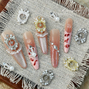 Retro elegante lujo reina marco uñas arte encantos aleación Diablo barroco perla diamante incrustado decoración manicura salón suministros - Product Image 1