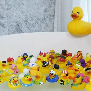 프로모션 사용자 정의 플라스틱 장난감 동물 가중 부동 레이스 모듬 블랙 인쇄 고무 Ducky 대량 욕조 삐걱 거리는 목욕 오리
