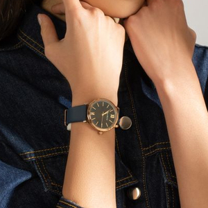 Reloj de Lujo para Mujer con Cuarzo, Nuevo Diseño, Correa de Cuero, Caja de Aleación, Esfera de Cristal de 38 mm, Movimiento de Agujas, Resistente al Agua - Product Image 6