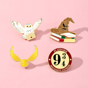 Pin de Esmalte con Diseño de Mago de Fantasía, Impresión UV, Aleación de Zinc, Accesorio de Cosplay, Artículo para Amantes de los Libros, Regalo Promocional, Venta al por Mayor - Product Image 5