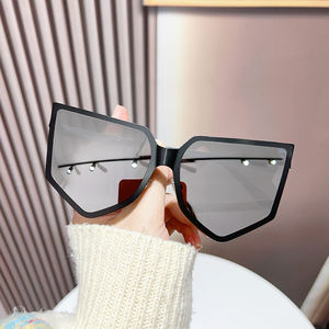 Lunettes de soleil irrégulières classiques élégantes Protection UV400 Cadre PC de haute qualité Bleu/Rouge/Violet Full Rim Party Street Protection solaire - Product Image 3