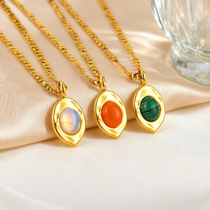 Collar con Colgante <span class=keywords><strong>de</strong></span> Piedra Natural (Malaquita, Cornalina, Ópalo) y Cadena <span class=keywords><strong>Figaro</strong></span> Vintage <span class=keywords><strong>de</strong></span> Acero Inoxidable 316L con Baño <span class=keywords><strong>de</strong></span> Oro <span class=keywords><strong>de</strong></span> 18K, Ideal para Regalo - Product Image 3