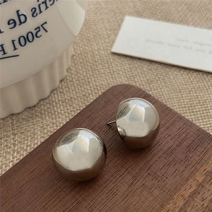 Pendientes de Botón Redondos en Forma de C, Brillantes y Modernos, Accesorios Versátiles de Lujo Ligero, Hechos de Aleación con Forma de Mariposa - Product Image 4