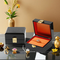Nouvelle boîte d'emballage de bijoux tendance de luxe en bois noir laqué brillant avec fermeture à boucle carrée ou rectangulaire pour la Saint-Valentin