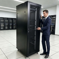 Kabinet Server 42U 19 Inci Rak Berdiri di Lantai dengan Pintu Jaring Berventilasi Desain Terkunci Pelat Baja Canai Dingin untuk Jaringan