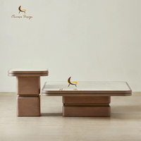 Table basse moderne haut de gamme avec plateau en marbre texturé et base en noyer à plusieurs niveaux, mobilier pour espace de vie organique