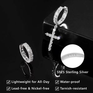 Boucles d'oreilles créoles en argent 925 plaqué or 14K avec pendentif croix et cristaux de strass taille brillant rond sertis clos, unisexe - Product Image 4