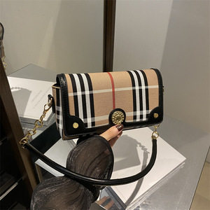 <span class=keywords><strong>Sac</strong></span> bandoulière femme été 2026 en PU <span class=keywords><strong>avec</strong></span> chaînes, <span class=keywords><strong>petit</strong></span> format carré, motif à carreaux, fermeture magnétique - Product Image 1