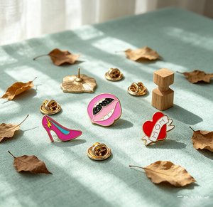 Épinglette rétro en émail, broche en métal tendance, épinglette mignonne de dessin animé, accessoires vestimentaires décoratifs en gros pour usine - Product Image 1
