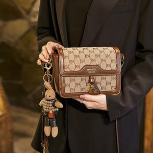 女式<span class=keywords><strong>2026</strong></span>新款时尚百搭高端小方包热门款式纹理单盖尼龙内衬单肩斜挎包 - Product Image 4