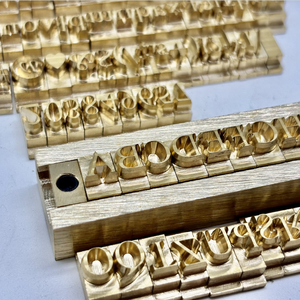 Set di Timbri Alfabetici <span class=keywords><strong>in</strong></span> Ottone Incisi CNC, Lettere Flessibili e Intercambiabili per Strumento di Branding su Pelle - Product Image 2