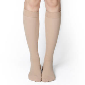 Medias <span class=keywords><strong>de</strong></span> compresión para venas varicosas 20-30 MmHg manguera <span class=keywords><strong>de</strong></span> compresión graduada hasta la rodilla calcetines <span class=keywords><strong>de</strong></span> manguera <span class=keywords><strong>de</strong></span> compresión <span class=keywords><strong>de</strong></span> pantorrilla con punta cerrada - Product Image 3