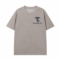 Individuell besticktes T-Shirt für Tierärzte mit personalisiertem Namen und Caduceus-Design als Geschenk für RVT-Profis.