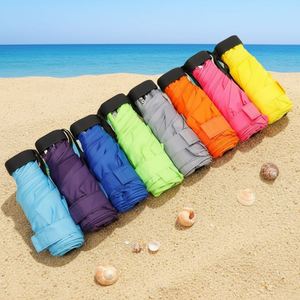 Mini parapluie de poche de haute qualité en gros avec logo personnalisé, parapluie pliable 5 sections portable anti-UV en forme de capsule - Product Image 4