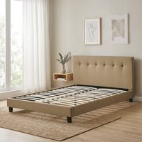 Lit simple en tissu style nordique pour petit appartement, sans rangement, avec sommier à ressorts, tête de lit plate simple et capitonnée à boutons, profil bas