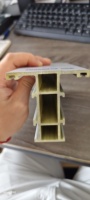 Fournisseur de profilés de fenêtres FRPU, fabricant de fenêtres étanches et résistantes au vent avec verre Low-E, adaptées aux patios, cours, maisons et bureaux.