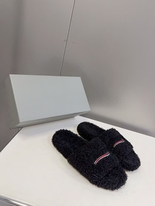 Chaussons de luxe en laine de haute qualité pour hommes et femmes, avec broderie tendance, antidérapants, design extérieur, dessus en cachemire et peluche. - Product Image 5