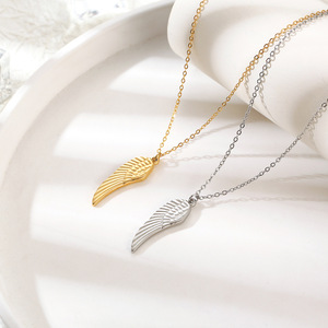 Pendentif aile d'ange européen et américain mode Simple plume en acier inoxydable plaqué or mode neutre collier polyvalent - Product Image 1
