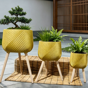 Juego de 3 Macetas de <span class=keywords><strong>Fibra</strong></span> de Arcilla, Diseño de Lujo con Relieve Diagonal Dorado, Maceta para Plantas de Interior con Trípode de Madera <span class=keywords><strong>Natural</strong></span> - Product Image 2