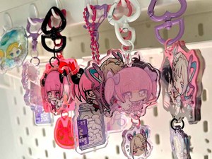 จี้อะคริลิคสีสันตามสั่ง พวงกุญแจสายรุ้งแบบกำหนดเอง งานเลเซอร์สร้างสรรค์ DIY การ์ตูนอนิเมชั่นรูปดาว - Product Image 6