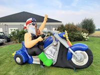 Belle poupée gonflable bricoleur joyeux a un casque de construction, un marteau, des outils pour la maison, l'entreprise ou l'emplacement de la fête