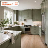 Tiroirs de cuisine ODM en stock avec poignées dorées, carrelage en marbre intégré et réfrigérateur pour appartement
