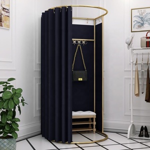 Cabine d'essayage mobile ronde en métal doré pour magasin de vêtements - Product Image 6