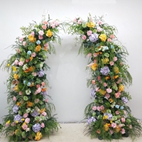 Décorations florales pour mariage : centres de table roses et oranges, coussins décoratifs, arrangements floraux violets, arche de fleurs artificielles