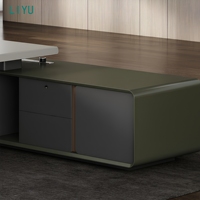 Bureau de direction en forme de L avec armoire de rangement latérale intégrée et panneau d'accentuation en bois pour mobilier de bureau de direction