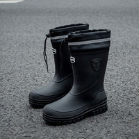 Botte de pluie à tube moyen en PVC pour hommes chaussures en caoutchouc antidérapantes imperméables vêtements de travail de cuisine de pêche en gros pour hommes
