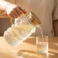 Carafe à eau en verre 1,8 L texturée ondulée avec poignée et couvercle dorés - Carafe en borosilicate haute résistance à la chaleur pour eau et boissons froides