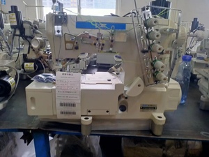 Machine à coudre interlock à lit plat DT 500-01 CB/EUT/DD à entraînement direct, 3 aiguilles, 5 fils, avec coupe-fil électronique automatique - Product Image 4
