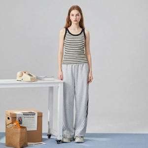 Débardeur rayé pour femme avec coussinets de soutien-gorge intégrés, sans manches, style <span class=keywords><strong>crop</strong></span> <span class=keywords><strong>top</strong></span>, effet dissimulant les poitrines latérales, tricot basique Y2K, décontracté, à porter en intérieur ou en extérieur - Product Image 4