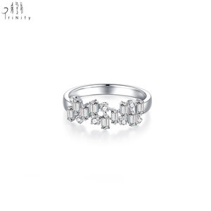 สินค้าใหม่ล่าสุด เครื่องประดับหรูหราขายส่ง แหวนทองคำขาว 18K ดีไซน์ไม่สมมาตร ประดับเพชรธรรมชาติแบบเจียระไนผสม - Product Image 1