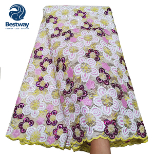 Las últimas telas coloridas de encaje de <span class=keywords><strong>Chantilly</strong></span> africano <span class=keywords><strong>con</strong></span> flores de tela bordadas de lentejuelas para vestido de fiesta de mujer - Product Image 4