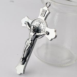 Ciondolo Crocifisso e Croce di San Benedetto in Lega di Zinco Nero Opaco 76x45mm per Creazione di Rosari Cattolici - Product Image 3