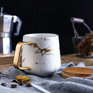 <span class=keywords><strong>Tazza</strong></span> da <span class=keywords><strong>Caffè</strong></span> in Ceramica Opaca Stile Giapponese con Motivo Marmorizzato Bianco e Nero, Manico Dorato e Piattino - Product Image 4