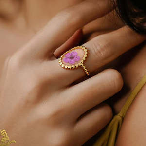 Nuevo Juego de Anillos de Banda Fina con Flores Secas Intactas Selladas en Resina, Chapado en <span class=keywords><strong>Oro</strong></span> de 18K PVD, de Acero Inoxidable para <span class=keywords><strong>Mujer</strong></span>, Regalo con Flores Naturales Reales - Product Image 3