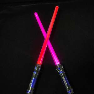 2020 nuevo diseño ilumina juguetes espada LED <span class=keywords><strong>de</strong></span> plástico para niños espada sable <span class=keywords><strong>de</strong></span> <span class=keywords><strong>luz</strong></span> doble - Product Image 1