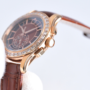 Reloj de Alta Gama Personalizado de Grado 5A, Elegante Reloj de Homenaje con Esfera de Esmalte Champlevé, Lugs con Incrustaciones de Diamantes, Movimiento Resistente a Impactos - Product Image 3