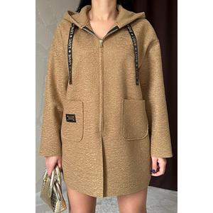 Chaqueta Parka de Felpa con Capucha y Emblema de Visón para Mujer, Venta al Por Mayor - Product Image 3