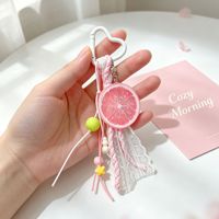 En gros, Porte-clés et breloque de sac esthétique en forme de tranches de citron rose et de pamplemousse, avec ruban en dentelle et pompon, mignon